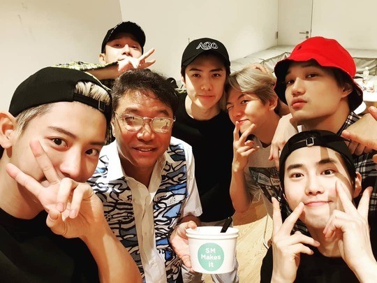 Group EXO has released an authentication shot with SM Entertainment Lee Soo-man general producer.Chanyeol posted a picture on his instagram on the afternoon of the 3rd with an article called SMTOWN.In the photo, SM Entertainment Lee Soo-man general producer poses with EXO members such as Chanyeol, Chen, Sehoon, Baekhyun, Kai, and Suho.In addition to EXO members, Lee Soo-man general producer also shows a bright smile, making the viewer smile.Meanwhile, EXO will hold its fifth solo concert EXO Planet #5 - Exploration - (EXO PLANET #5 - EXploration -) at KSPO DOME, Seoul Olympic Park, from 19th to 21st and from 26th to 28th.