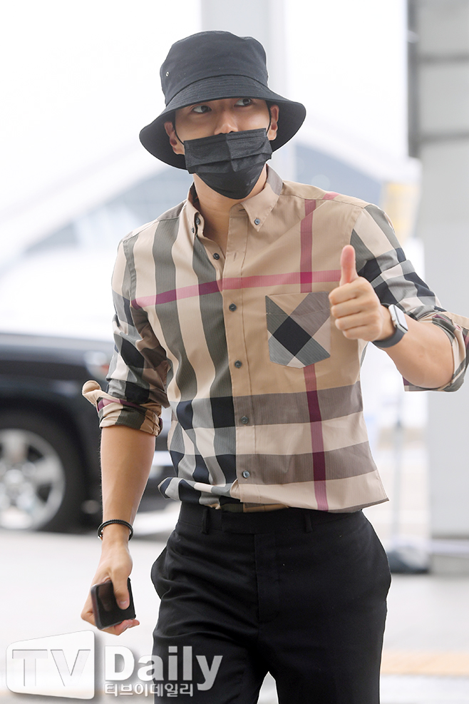 Super Junior Choi Siwon is leaving for Bangkok, Thailand on the morning of the 3rd overseas schedule.On the other hand, Choi Siwon played the role of Yang Jung-guk, a veteran fraudster who became a member of the National Assembly in the recently-end KBS2 monthly drama People! (playplayed by Han Jeong-hoon and directed by Kim Jung-hyun).Choi Siwon Departure
