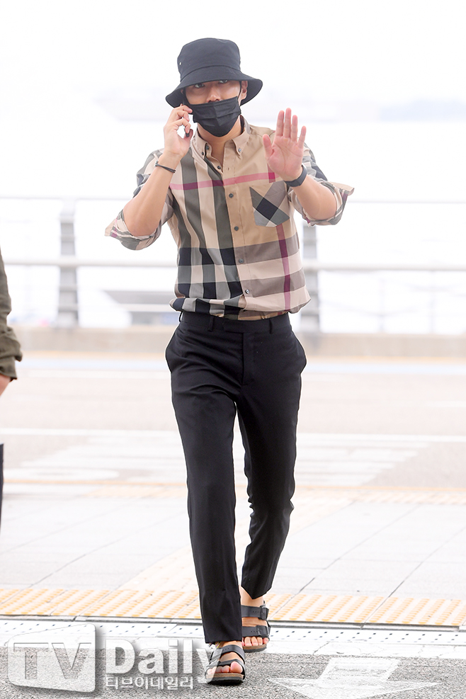 Super Junior Choi Siwon is leaving for Bangkok, Thailand on the morning of the 3rd overseas schedule.On the other hand, Choi Siwon played the role of Yang Jung-guk, a veteran fraudster who became a member of the National Assembly in the recently-end KBS2 monthly Drama People! (playplayed by Han Jeong-hoon and directed by Kim Jung-hyun).Choi Siwon Departure