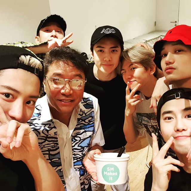EXO Chanyeol took photos with members, Lee Soo-manOn the 3rd, EXO Chanyeol posted a picture of his instagram with EXO D.O., Xiumin, EXO members without Ray and Lee Soo-man along with SMTOWN.In the photo, Chanyeol looked like a naughty figure with yellow-colored hair and a black hat back, and Lee Soo-man is holding up a paper bowl reading SM Makes It among members of EXO.On the other handEXO D.O., who showed active activity as the eldest brother Xiumin and singer and actor, is enlisted and EXOs move to operate as a seven-member system is expected for the time being.Photo = Chanyeol Instagram