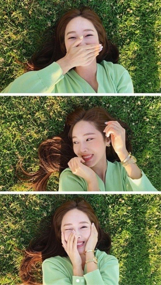 Singer Jessica revealed her happy recent status; on the 2nd, Jessica tweeted through her Instagram account: Live. Lough. Love. Repeat!In the open photo Jessica is lying on the grass and enjoying her leisure.Especially, looking at the camera and smiling brightly adds a lovely charm.Jessica appears on the Jessica & Krystal Jung reality program with her brother Krystal Jung. / Photo: Jessica Instagram