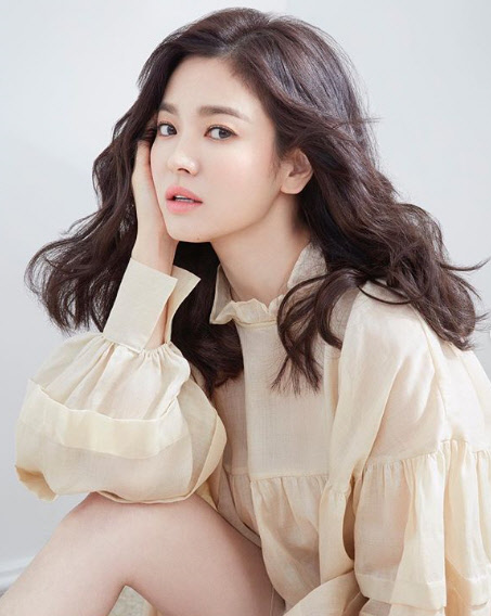 Actor Song Hye-kyo is in the process of divorce from Song Joong-ki, and will go on his first official activity after breaking up.Song Hye-kyo will attend a cosmetics brands China event on June 6 as a model.A brand official said, Song Hye-kyo will attend the event as scheduled without any change. We can not disclose details and events.This event is the first official event after the break-up with Song Joong-ki was announced on the 27th of last month.Meanwhile, Song Hye-kyo and Song Joong-ki are likely to divorce without any disagreement as the agreement on the big framework of divorce has been reached.The court is expected to catch the first adjustment date of the two as early as the end of July, as the court has a month of deliberation.