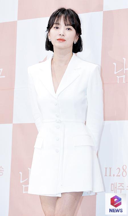 Song Hye-kyo will be the first official to attend the event after the divorce announcement.Actor Song Hye-kyo, who is in divorce with Actor Song Joong-ki, will attend a cosmetics brand event in China on June 6.The cosmetics brand recently announced that Song Hye-kyo will attend the event through Wei Bo.Song Hye-kyo will attend the event as scheduled without any change, said a brand official on the 4th. We can not disclose details and events.This event is the first official event that Song Hye-kyo has after the divorce announcement, so many attention will be focused.On the other hand, Song Joong-ki announced on the 27th of last month that he is proceeding with the divorce mediation application with Song Hye-kyo through the legal representative.The news has attracted great attention from Asia beyond Korea.After that, questions continue to be raised and the two are harassing, but they are two people who are committed to their own work.Song Joong-ki is currently in the process of filming the movie Win Ri Ho and Song Hye-kyo is being proposed and reviewed for the movie Anna casting.Photo: eNEWS DB