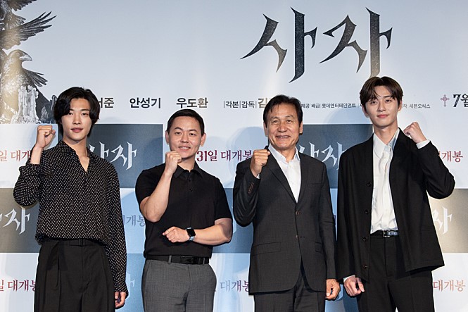 Director Kim Joo-hwan, who directed Youth Police (2017), released a new film: Lion (2019), a Korean-style fantasy action thriller, about people confronting evil that has left the world in turmoil.On June 26, 2019, a movie theater in Seoul had a production report on The Lion. Director Kim Joo-hwan and other leading actors attended the event.Many media have been featuring the Kumasaj character, and I thought the King of the End of the Kumasaj should come, and I thought there should be an actor with an aura.The last king that Kim Joo-hwan said was Ahn Sung-ki; Kim Joo-hwan said, Since I wrote the scenario, I wanted An-chan as the priest of Kumasa.I felt that a lot of things were filled up when Ahn came. It means that we needed weight to focus.Ahn Sung-ki is such an actor, who fills a lot of parts in the film, and provides a weight to center.Director Kim Joo-hwan said that he had been considering the appearance of Ahn Sung-ki from the YG Entertainment stage.Lion is a rare occult film in Korea, which means a scientifically unexplained mystical and supernatural phenomenon.Its common in Hollywood movies, but in Korea, its a strange occult film.Director Kim Joo-hwan, who produced the occult film, has considered the casting of Ahn Sung-ki from the YG Entertainment stage.The film was designed to offset the unrealistic nature of the film with the weight and trust of the actor named Ahn Sung-ki.Ahn Sung-ki, who was praised by director Kim Joo-hwan, expressed his feelings with a smile: There were Feelings that I would not have done.In recent years, he has been out of action: I thought Id meet a lot of audiences through The Lion; the Anbu character was also attractive; I couldnt help but do it.I thought I could show great energy compared to this age, and I was greedy because I thought I would show that there is some power, not the old Feelings.Ahn Sung-ki was always in the mood.Asked about the film-making process, Ahn Sung-ki said: The first thing that came to show the skill of having been in Kuma for a long time was to show the skill.I also have serious and charismatic when I work, but when I left work, I wanted to express it as a warm and soft figure like my father. It was not a special word.It was always the work of Ahn Sung-ki at the film production scene.Ahn Sung-ki made his debut as Kim Ki-youngs Twilight Train (1957) at the age of five, and appeared in as many as 131 films, including The Lion which appeared this time.In most of the starring films, Ahn Sung-ki played the main character.Although it is not the level of 516 of the late Shin Seong-il, who died in November 2018, 131 films are indeed a huge amount of filmography.Starting with a child actor, I have been in a different movie life in 62 years. And 131 films in between.In it, Ahn Sung-ki has the Ahn Sung-kiDown attitude we meet now.The Ahn Sung-kiDown Attitude can be summarized in three main categories: First, harmony with staff; second, audience-centered thinking; third, daily life where movies and reality are not distinguished.This realization and effort was able to create the national actor Ahn Sung-ki we love.Even at the meeting of the lion, Ahn Sung-ki showed Ahn Sung-kiDown attitude.The movie star, Ahn Sung-ki, is always serious, but that doesnt make him heavy on his horse.How did Ahn Sung-ki have such a unique language habit? In short, thanks to his life in acting.In his appearance in the film, Ahn Sung-ki learned the ideal way of speaking.Memorizing scripts written by great writers, Ahn Sung-ki naturally learned how to talk easily.It is a similar example of President Obama memorizing speeches by U.S. presidents during his college years: Ahn Sung-ki uses good sentences in scripts in everyday life.As well as language habits, Ahn Sung-ki lived a life like a movie protagonist in everyday life.Such efforts have empowered Ahn Sung-kis words.Ahn Sung-ki, a child actor, early awakened the professional nature of the movie star: the public could not distinguish between the acting and everyday life of the actor.In other words, he continued to demand images from the actors he met in reality. Ahn Sung-ki realized this early.So, Ahn Sung-ki continued to make efforts to reduce the difference between movie stars and life-timers, and while being faithful to life, he became a film person with extreme concentration in the movie.Through such efforts, Ahn Sung-ki has implemented daily life and daily acting like movies.This life and effort is possible because there is an audience at the bottom of Ahn Sung-kis consciousness.Ahn Sung-ki acted to understand the audience, and after the film work, he talked to the audience who wondered about the movie and himself.So Ahn Sung-ki had to be an easy, comfortable person.As an actor, Ahn Sung-ki knew the love he was receiving, so he tried to be a person whose life and acting were not deployed to repay such love.So, naturally, the life, the pretense and the exaggeration that coincide with the words and actions were removed.Speak simple: The higher you get, the simpler you say it, so youre more respected.