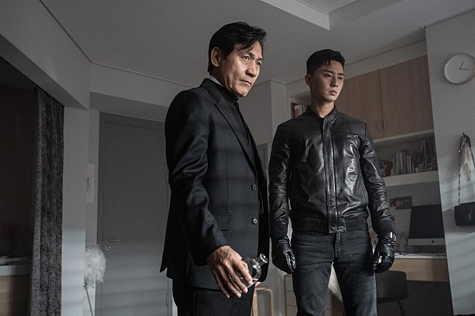 Director Kim Joo-hwan, who directed Youth Police (2017), released a new film: Lion (2019), a Korean-style fantasy action thriller, about people confronting evil that has left the world in turmoil.On June 26, 2019, a movie theater in Seoul had a production report on The Lion. Director Kim Joo-hwan and other leading actors attended the event.Many media have been featuring the Kumasaj character, and I thought the King of the End of the Kumasaj should come, and I thought there should be an actor with an aura.The last king that Kim Joo-hwan said was Ahn Sung-ki; Kim Joo-hwan said, Since I wrote the scenario, I wanted An-chan as the priest of Kumasa.I felt that a lot of things were filled up when Ahn came. It means that we needed weight to focus.Ahn Sung-ki is such an actor, who fills a lot of parts in the film, and provides a weight to center.Director Kim Joo-hwan said that he had been considering the appearance of Ahn Sung-ki from the YG Entertainment stage.Lion is a rare occult film in Korea, which means a scientifically unexplained mystical and supernatural phenomenon.Its common in Hollywood movies, but in Korea, its a strange occult film.Director Kim Joo-hwan, who produced the occult film, has considered the casting of Ahn Sung-ki from the YG Entertainment stage.The film was designed to offset the unrealistic nature of the film with the weight and trust of the actor named Ahn Sung-ki.Ahn Sung-ki, who was praised by director Kim Joo-hwan, expressed his feelings with a smile: There were Feelings that I would not have done.In recent years, he has been out of action: I thought Id meet a lot of audiences through The Lion; the Anbu character was also attractive; I couldnt help but do it.I thought I could show great energy compared to this age, and I was greedy because I thought I would show that there is some power, not the old Feelings.Ahn Sung-ki was always in the mood.Asked about the film-making process, Ahn Sung-ki said: The first thing that came to show the skill of having been in Kuma for a long time was to show the skill.I also have serious and charismatic when I work, but when I left work, I wanted to express it as a warm and soft figure like my father. It was not a special word.It was always the work of Ahn Sung-ki at the film production scene.Ahn Sung-ki made his debut as Kim Ki-youngs Twilight Train (1957) at the age of five, and appeared in as many as 131 films, including The Lion which appeared this time.In most of the starring films, Ahn Sung-ki played the main character.Although it is not the level of 516 of the late Shin Seong-il, who died in November 2018, 131 films are indeed a huge amount of filmography.Starting with a child actor, I have been in a different movie life in 62 years. And 131 films in between.In it, Ahn Sung-ki has the Ahn Sung-kiDown attitude we meet now.The Ahn Sung-kiDown Attitude can be summarized in three main categories: First, harmony with staff; second, audience-centered thinking; third, daily life where movies and reality are not distinguished.This realization and effort was able to create the national actor Ahn Sung-ki we love.Even at the meeting of the lion, Ahn Sung-ki showed Ahn Sung-kiDown attitude.The movie star, Ahn Sung-ki, is always serious, but that doesnt make him heavy on his horse.How did Ahn Sung-ki have such a unique language habit? In short, thanks to his life in acting.In his appearance in the film, Ahn Sung-ki learned the ideal way of speaking.Memorizing scripts written by great writers, Ahn Sung-ki naturally learned how to talk easily.It is a similar example of President Obama memorizing speeches by U.S. presidents during his college years: Ahn Sung-ki uses good sentences in scripts in everyday life.As well as language habits, Ahn Sung-ki lived a life like a movie protagonist in everyday life.Such efforts have empowered Ahn Sung-kis words.Ahn Sung-ki, a child actor, early awakened the professional nature of the movie star: the public could not distinguish between the acting and everyday life of the actor.In other words, he continued to demand images from the actors he met in reality. Ahn Sung-ki realized this early.So, Ahn Sung-ki continued to make efforts to reduce the difference between movie stars and life-timers, and while being faithful to life, he became a film person with extreme concentration in the movie.Through such efforts, Ahn Sung-ki has implemented daily life and daily acting like movies.This life and effort is possible because there is an audience at the bottom of Ahn Sung-kis consciousness.Ahn Sung-ki acted to understand the audience, and after the film work, he talked to the audience who wondered about the movie and himself.So Ahn Sung-ki had to be an easy, comfortable person.As an actor, Ahn Sung-ki knew the love he was receiving, so he tried to be a person whose life and acting were not deployed to repay such love.So, naturally, the life, the pretense and the exaggeration that coincide with the words and actions were removed.Speak simple: The higher you get, the simpler you say it, so youre more respected.