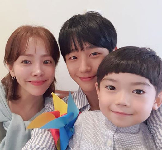 Actor Han Ji-min took a selfie with actor Jung Hae-in and child actor Haian, who are appearing together in MBC drama Spring Night (playplayplay by Kim Eun- directed Ahn Pan-seok).Han Ji-min posted a picture on his personal instagram on the 3rd with a hesitag called # spring night #onespringnight.In the photo, Han Ji-min is smiling warmly while closely adhering to Jeong Hae-in and Hai-an.The netizens who watched this showed various reactions such as Thank you for showing good performance, Spring night is so fun and It really looks good.Meanwhile, Spring Night ranked first in the arboretum with a 9.2% rating (based on the Nielsen Korea metropolitan area).