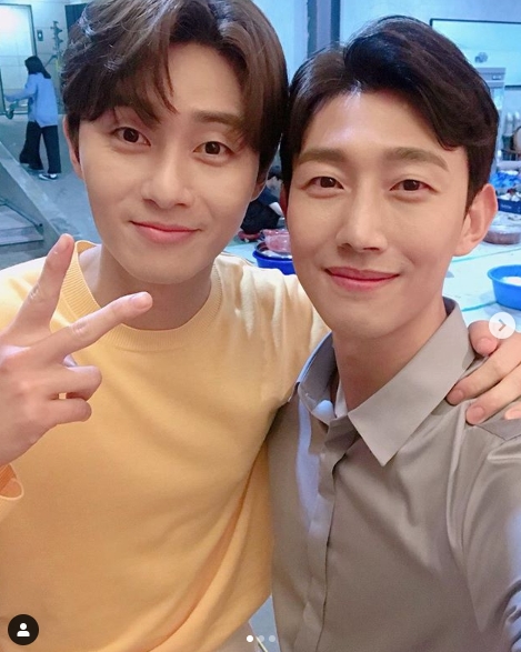 Actors Kang Ki-young and Park Seo-joon met again for an ad shoot.Kang Ki-young posted a CF-accompanied shooting shot on his personal instagram on July 4th.In the photo, Kang Ki-young and Park Seo-joon are showing their gratitude with their shoulder.Kang Ki-young added with the photo, The owner, the boss, the bachelor, the blue and the cabbage.Park Su-in