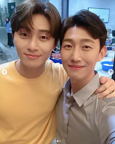 Actors Kang Ki-young and Park Seo-joon met again for an ad shoot.Kang Ki-young posted a CF-accompanied shooting shot on his personal instagram on July 4th.In the photo, Kang Ki-young and Park Seo-joon are showing their gratitude with their shoulder.Kang Ki-young added with the photo, The owner, the boss, the bachelor, the blue and the cabbage.Park Su-in