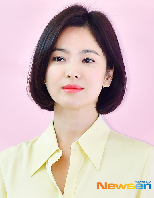 Song Hye-kyo will attend a Chinese cosmetics Event, which is expected to be the first official statue after her divorce from Song Joong-ki.Actor Song Hye-kyo is working as a model for the cosmetics brand Event will be held in China on the afternoon of July 6.Earlier, the cosmetics brand announced the news through Wei Bo, a Chinese SNS channel, and deleted it immediately after the news.Recently, due to the personal issue of breaking, some people said that the Event would be canceled, but Song Hye-kyo was reported to have delivered the organizers intention to proceed with the Event as scheduled.It is expected that many fans of China will send a message of encouragement and support to Song Hye-kyo, who is suffering from divorce, in search of the venue.On the other hand, Song Hye-kyo has been in the process of divorce with Song Joong-ki in the past one year and eight months.bak-beauty