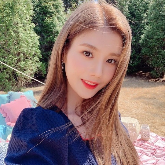 Group Izone leader Kwon Eun-bi boasted of her beauty.Kwon Eun-bi posted a photo on the official Instagram of IZWON on July 4 with the article Good weather, WizWon (the official fandom name of IZWON) is good and happy.The photo shows Kwon Eun-bi smiling at the camera, Kwon Eun-bis white-oak skin and large, clear eyes make her look more beautiful.Kwon Eun-bis stiff nose also attracts attention.The fans who responded to the photos responded such as I am pretty, I think I am more beautiful and I love you.delay stock