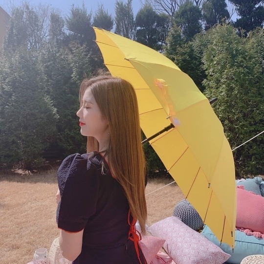 Izone Hitomi Honda, than the sun Shining Romance Beautiful looks For pleasure-limit <p>Group Izone leader Hitomi Honda water right, Beautiful looks, and was proud.</p><p>Hitomi Honda is 7 November 4 Izone official Instagram the weather is good and business Park(Izone official fandom name)are also good and happyis a post with pictures showing.</p><p>In the picture, towards the camera smiling Hitomi Honda of all our won. Hitomi Honda of white jade skin with large and clear-eyed and clean simple Beautiful looks and accessorised with. Hitomi Honda of Dharma for a sassy eye-catching.</p><p>A picture for the fans is pretty, prettier like, I love you and other reactions.</p><p>Izone is the last month to 21 in Japan and new song Buenos Airesis announced</p>
