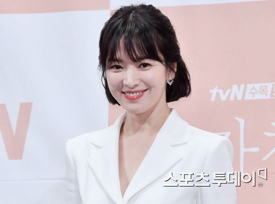 Song Hye-kyo, who is in the process of divorce from Actor Song Joong-ki, attends cosmetics-related Events in China.A cosmetics brand, which Song Hye-kyo is working as a model, said on the 3rd, Song Hye-kyo will attend the Event on the 6th.The post has been deleted and the exact location and Event contents have not been disclosed, but according to industry sources, Song plans to attend the Event as scheduled.The Event was followed by the publics first public appearance since Song Hye-kyo announced the divorce news, especially whether he would open his speech on divorce.Song Hye-kyo and Song Joong-ki announced on the 27th of last month that they had applied for divorce settlement. Song Joong-ki said, After careful consideration, I decided to finish my marriage.The reason is a difference in personality, Song said. We have been forced to make this decision because we can not overcome the difference between the two.