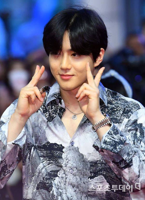 Suho of the group EXO becomes Suho Angel at the Suncheon BayWorld Animal Film Festival.The 7th Suncheon BayWorld Animal Film Festival announced on the 4th that Suho, the leader of the group EXO, was appointed as a public relations ambassador and started full-scale activities.The Suncheon BayWorld Animal Film Festival, held in the ecological capital of Suncheon, Korea, is a meaningful film festival that introduces movies that can reflect on the relationship between various animals and humans sharing the home of life called Earth.Suho was appointed as a public relations ambassador to announce the value of ecological coexistence along with the festival this year.We hope that more people will be able to sympathize with the purpose of the Suncheon BayWorld Animal Film Festival and enjoy the festival with Suho, the ambassador for publicity, said an official at the Suncheon BayWorld Animal Film Festival.Suho said, It is a great honor to participate as a public relations ambassador at the Suncheon BayWorld Animal Film Festival, which I wanted to attend as an audience.I hope that everyone who comes to the festival will be able to think about the animals living on Earth with us once more. Suho is an all-round entertainer who is active in various fields such as drama, movie, musical as well as singer, and is firmly building up the position of actor Suho through movies Glory Day and Girls A.Members of the group EXO, including Suho, attended the cocktail reception of US President Donald Trumps welcome dinner hosted by President Moon Jae-in and others at the Blue House on June 29th.The 7th Suncheon BayWorld Animal Film Festival will be held in Suncheon for five days from August 22 to 26, and will feature 70 free films on human, animal and natural coexistence.