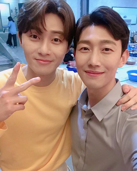 Actors Kang Ki-young and Park Seo-joon have reunited after Kims secretary.Kang Ki-young posted several photos on his instagram on the 4th with an article entitled Owner, Kyungsol, bachelor, blue and yellow cabbage.Kang Ki-young and Park Seo-joon have played the role of vice chairman Lee Young-joon and president Park Yoo-sik in TVN drama Why is Kim Secretary?In the photo, Kang Ki-young and Park Seo-joon are taking pictures of their shoulder-to-shoulder companions at the filming site. The warm appearance of the two and the romance chemistry attract attention.Park is about to release the movie Lion. Kang will appear in JTBCs new monthly drama, The Eighteen Moments.Photo Kang Ki-young SNS