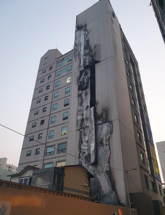 5일 오후 6시쯤 발생한 화재가 발생한 서울 양천구 신정동의 11층 규모 건물 외벽의 모습. 이후연 기자