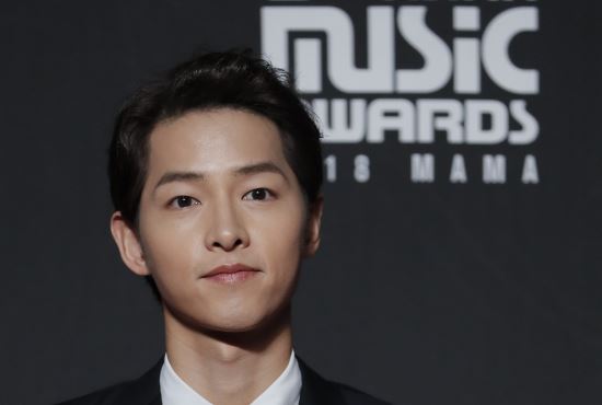 Actor Song Joong-ki, who recently reported his divorce, will start filming Seung Ri-ho, a screen return, on the 5th.Song Joong-kis film appearance is only three years since the Gunship Island, which was released in 2017, and Seung Ri-ho (Gase) is scheduled to be released in 2020 after filming in the second half of the year.Seung Ri-ho is a new film directed by Cho Sung-hee and cranked in on the 3rd. Song Joong-ki has been in close contact with Cho through the movie Wolf Boy seven years ago.In addition to Song Joong-ki, Yoo Hae-jin, Kim Tae-ri and Jin Sun-gyu will appear in Seungriho.Song Joong-ki starts filming on this day. Its only a week after the news of the divorce.There were observations that the filming of Seung Riho was delayed due to the sudden divorce news of the main Actor, but the crank-in was carried out without any change in plans.We have filed an application for divorce mediation with the Seoul Family Court on behalf of Song Joong-ki, said Park Jae-hyun, a lawyer for Song Joong-ki, on the 27th of last month.Song Hye-kyo, a member of the agency, confirmed that Song Hye-kyo is in the process of divorce after careful consideration with her husband.