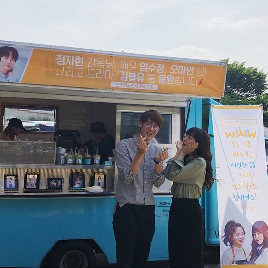 Yoo Yeon-Seok sent coffee tea to the set of Gumble YouActor Im Soo-jung posted a picture on his instagram on July 5 with an article entitled Thank you ~ old work colleague.The photo shows Im Soo-jung posing in the background of a coffee car sent by Yoo Yeon-seok on the TVN drama Enter the search word WWW (hereinafter referred to as Gumble You).While Im Soo-jung and Yoo Yeon-Seok were eating a pot of rice at the same agency, they also breathed together in the past film Secret Temptation.kim myeong-mi
