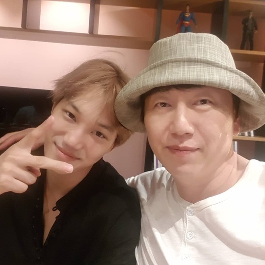 Kim Su-ro encouraged the shooter to use the Uracha Cha Mansuro.Actor Kim Su-ro wrote on his Instagram account on July 5, Today at 9:50 pm KBS 2TV Uracha Cha Mansuro (hereinafter referred to as Mansuro) 3 times.You will watch a lot of people. Kim Su-ro in the photo wears a hat and is shouldering a member of the group EXO (EXO) Kai.He also showed a handsome certification shot with Lucky and showed a warm-hearted senior chemistry.han jung-won