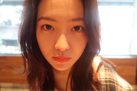 Group Red Velvet member Yeri boasted of her watery beautyYeri posted a photo on his Instagram account on July 5.The picture shows Yeri staring at the camera, and Yeris white-green skin without any blemishes and large, clear eyes make her look more beautiful.Yeris stiff nose also attracts attention.The fans who responded to the photos responded such as I love you, I shine in my skin and I am pretty and pretty.delay stock