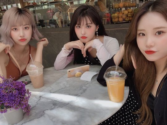 Girl group Momoland boasted fresh beautyOn July 5, the official Instagram of Momoland posted an article entitled Good weather # Momoland # MOMOLLAND # Lee Hye-bin # Jui # Ein.In the public photos, Lee Hye-bin, Ain and Jui are enjoying their leisure while drinking at a cafe, and the three are attracted to their beauty and fresh atmosphere.Lee Ha-na