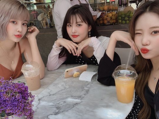 Girl group Momoland boasted fresh beautyOn July 5, the official Instagram of Momoland posted an article entitled Good weather # Momoland # MOMOLLAND # Lee Hye-bin # Jui # Ein.In the public photos, Lee Hye-bin, Ain and Jui are enjoying their leisure while drinking at a cafe, and the three are attracted to their beauty and fresh atmosphere.Lee Ha-na