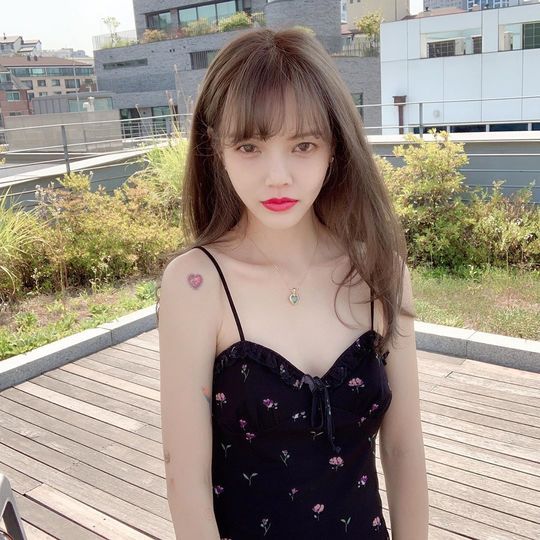 Group AOA leader Jimin has unveiled his skinny body.Jimin posted a photo on his Instagram account on July 5.The picture shows Jimin in a sleeveless costume, staring at the camera with a faint look, and Jimins skinny body, which is revealed above the costume, catches his eye.The fans who responded to the photos responded I love you, It is so cute and It is pretty to laugh.delay stock