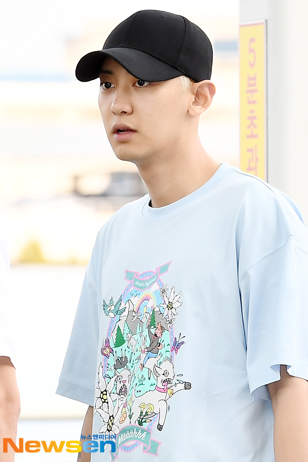 EXO members Suho, Chanyeol, Kai, Baekhyun, Sehun and Chen left for Hong Kong on July 5 at the Incheon International Airport in Unseo-dong, Jung-gu, Incheon to attend the SBS Super Concert Hong Kong schedule.EXO (EXO) member Chanyeol is leaving for Hong Kong.exponential earthquake