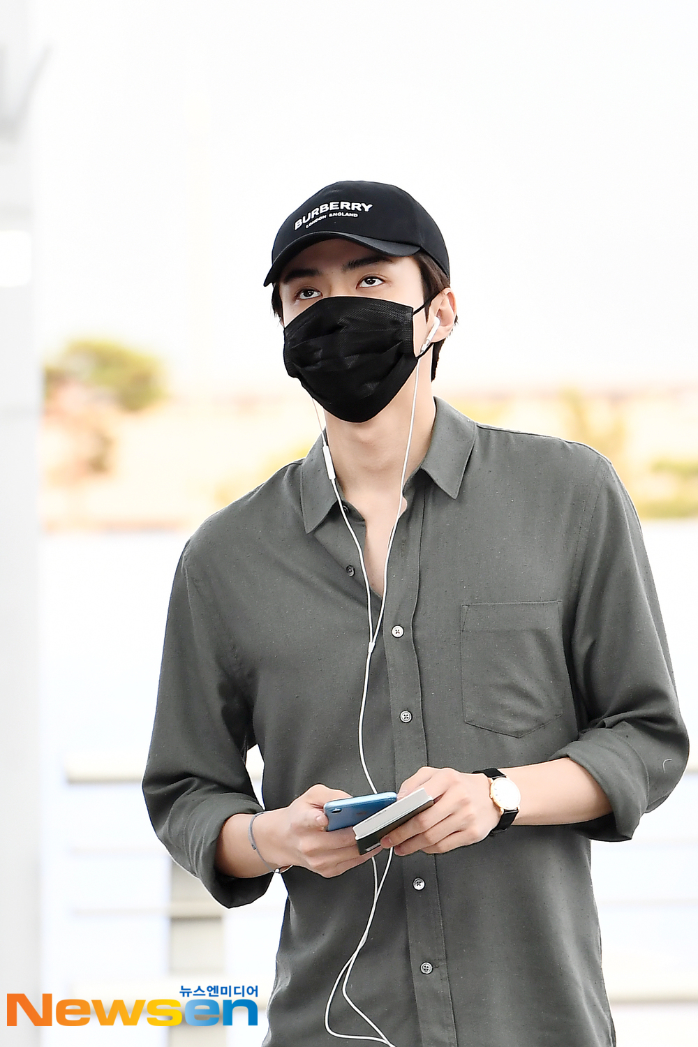 EXO members Suho, Chan Yeol, Kai, Baekhyun, Sehun and Chen left for Hong Kong on July 5 at the Incheon International Airport in Unseo-dong, Jung-gu, Incheon to attend the SBS Super Concert Hong Kong schedule.EXO (EXO) member Sehun is leaving for Hong Kong.exponential earthquake