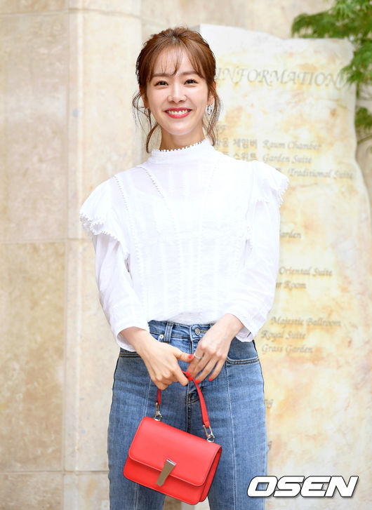 On the afternoon of the 5th, MBC tree mini series Spring Night was held in Raum, Gangnam-gu, Seoul.Actor Han Ji-min is moving to the venue and greeting fans and reporters.