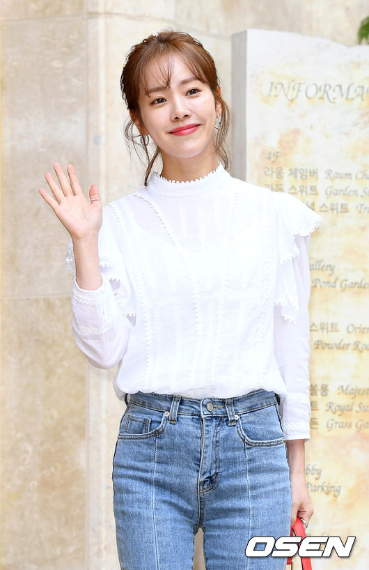 On the afternoon of the 5th, MBC tree mini series Spring Night was held in Raum, Gangnam-gu, Seoul.Actor Han Ji-min is moving to the venue and greeting fans and reporters.