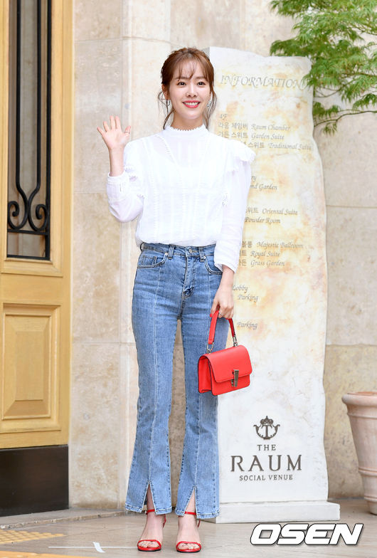 On the afternoon of the 5th, MBC tree mini series Spring Night was held in Raum, Gangnam-gu, Seoul.Actor Han Ji-min is moving to the venue and greeting fans and reporters.