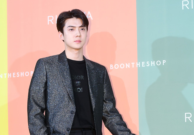 The remote and photo call Events were held at Cheongdam branch of the Bunder Shop in Gangnam-gu, Seoul on the afternoon of the 5th.EXO Sehun attended the Event and made her spot.remote and photocall Events