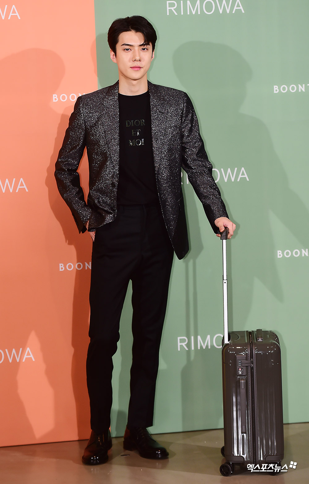 EXO Sehun, who attended the Limowa photo call event held at Cheongdam branch of Bunder Shop in Apgujeong-ro, Seoul on the afternoon of the 5th, has photo time.