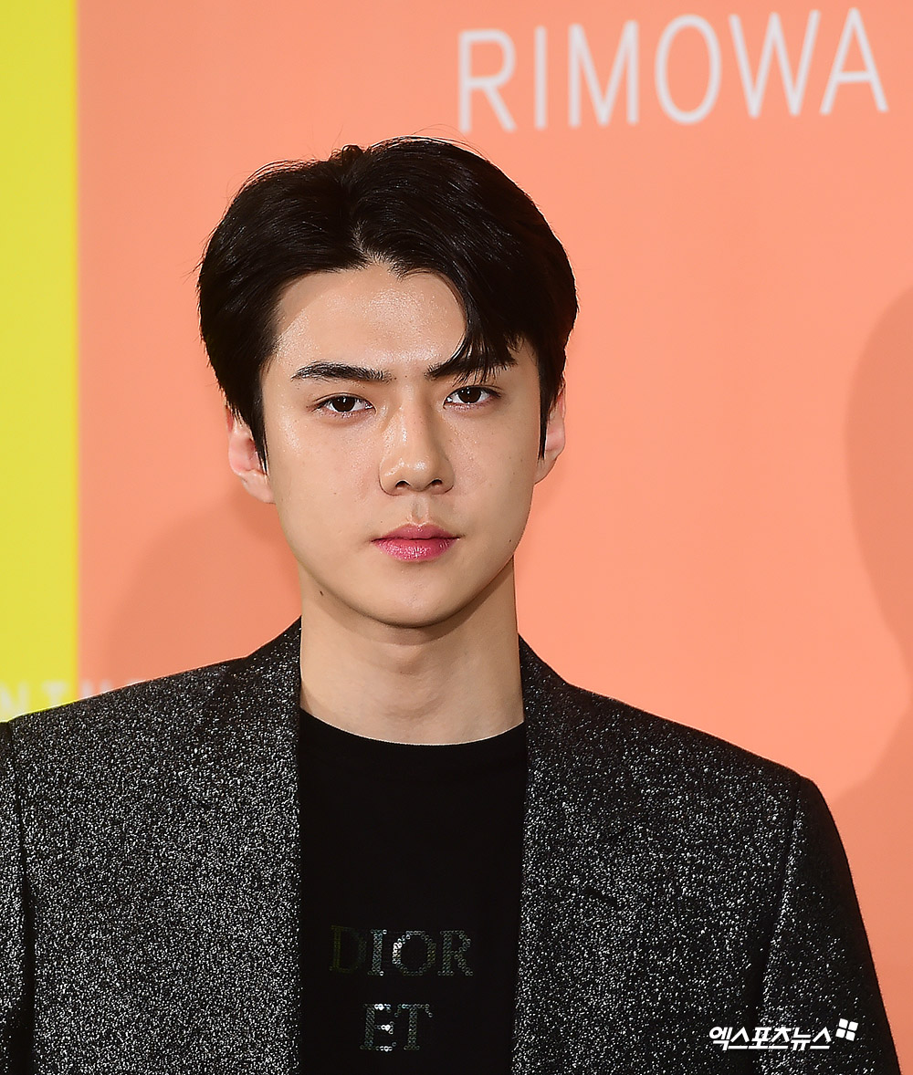 EXO Sehun, who attended the Limowa photo call event held at Cheongdam branch of Bunder Shop in Apgujeong-ro, Seoul on the afternoon of the 5th, has photo time.
