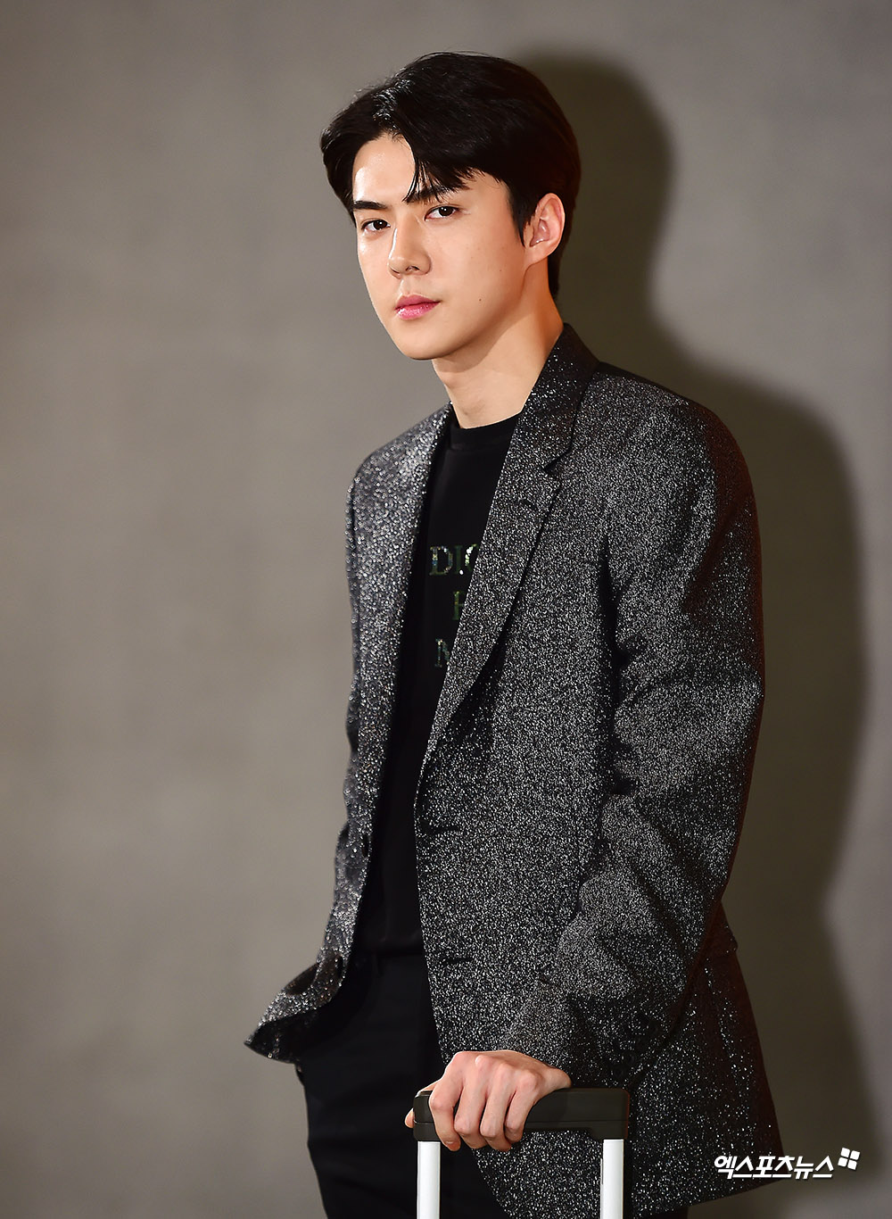 EXO Sehun, who attended the Limowa photo call event held at Cheongdam branch of Bunder Shop in Apgujeong-ro, Seoul on the afternoon of the 5th, has photo time.