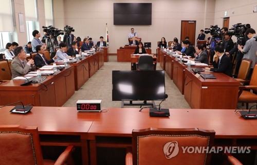 인사청문회 앞둔 법제사법위원회 (서울=연합뉴스) 이진욱 기자 = 1일 국회에서 열린 법제사법위원회 전체회의에서 여야 의원들이 윤석열 검찰총장 후보자 인사청문회 실시계획서 채택 관련 발언하고 있다. 2019.7.1 cityboy@yna.co.kr