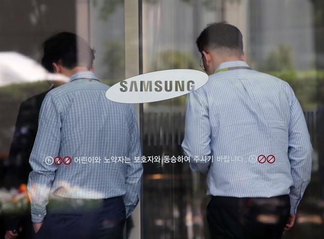 서울 서초구 삼성전자 서초사옥 안으로 직원들이 들어가고 있다. 연합뉴스 자료사진
