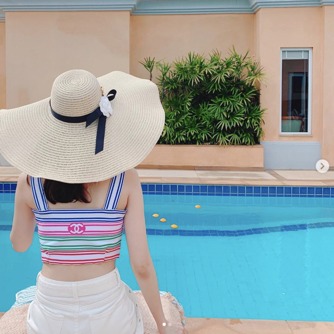 Girls Generation Im Yoon-ah has released a photo of the vacation atmosphere.Im Yoon-ah released a photo on his SNS on the 6th with an article entitled SUMMER (summer) # Jungstagram.Im Yoon-ah in the public photo shows her stepping into the pool and turning around. The ant waist and slender shoulders stand out.Model, even if you see only Back View, you can feel the atmosphere of Goddess Visual and admire it.In another photo, she is wearing red striped pajama-feeling clothes, making a cute look; even in the hot summer, the fresh, fresh Im Yoon-ah visuals blow the heat.Im Yoon-ah released a special album A Walk to Remember on May 30th.Soon after, the film Exit (director Lee Sang-geun, released on the 31st) meets the audience in the theater.
