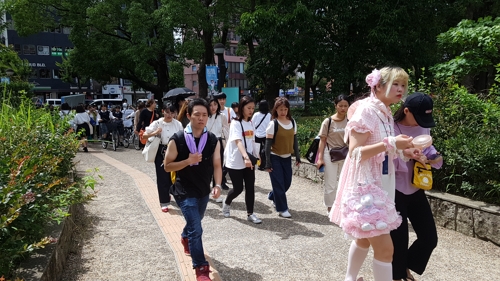 (오사카=연합뉴스) 2주에 걸친 나흘간의 BTS 일본 투어 중 첫날 공연이 열린 '얀마 스타디움 나가이' 방향으로 6일 팬들이 걸어가고 있다.