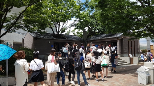 (오사카=연합뉴스) 6일 BTS 공연이 펼쳐진 '얀마 스타디움 나가이'에 여성 팬들이 압도적으로 많이 몰리면서 여성용 화장실 앞에 긴 줄이 형성됐다.