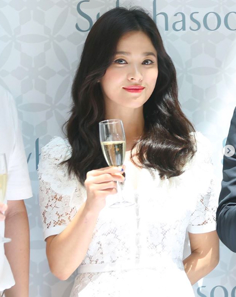 Song Hye-kyo, files changed after the first public appearance..soft smile <p> Actor Song Hye-kyo marriage 1 year here but in the background right behind the first China attended the event, revealed.</p><p>China-speaking media for the last 6 days, Song Hye-kyo with China Hainan one of the shopping center in the open cosmetics brand As attended the event was the news that I was. According to reports, Song Hye-kyo this day, the relationship with about 10 minutes of questions and answers given and received.</p><p>Song Joong-ki and of divorce after the announcement of the first official analysis, as Song Hye-kyo is a subtle smile while the fans arms and more.</p><p>Song Hye-kyo and Song Joong-ki is last month 27, the Association of divorce news came. Song Joong-ki in the last month 26, Song Hye-kyo against the Seoul Family Court in divorce adjustment and the legal representative “through litigating bring each other to blame than amicable divorce procedure to finish and hopes to have a”high stance tightens. Song Hye-kyo is a measure “of difference, not overcome by the divorce to decide was,”he said.</p><p>Information standardized</p>
