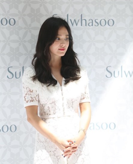 Actor Song Hye-kyo first appeared in official character after being informed of his divorce settlement application with Song Joong-ki.Song Hye-kyo attended the promotion of the cosmetics brand Sulhwasu held at the shopping center in Hainan, China on the 6th.On this day, Bazaar Hong Kong included several photos of him in the field photos released through the official SNS.In the photo, Song Hye-kyo attracted attention by showing a professional face to the divorce pain, such as smiling or waving to fans.Song Hye-kyo is a longevity advertising model for the company, and it is difficult to attend because it is an event already confirmed earlier this year.On the other hand, Song Joong-ki and Song Hye-kyo, who were recently called couples of the century, were saddened by the fact that they were able to announce the divorce settlement process in one year and eight months after marriage.Song Hye-kyo, as well as Song Joong-ki, who showed up on the day, is also working on the divorce of the movie Win Riho on the 3rd.Photo: Bazaar Hong Kong