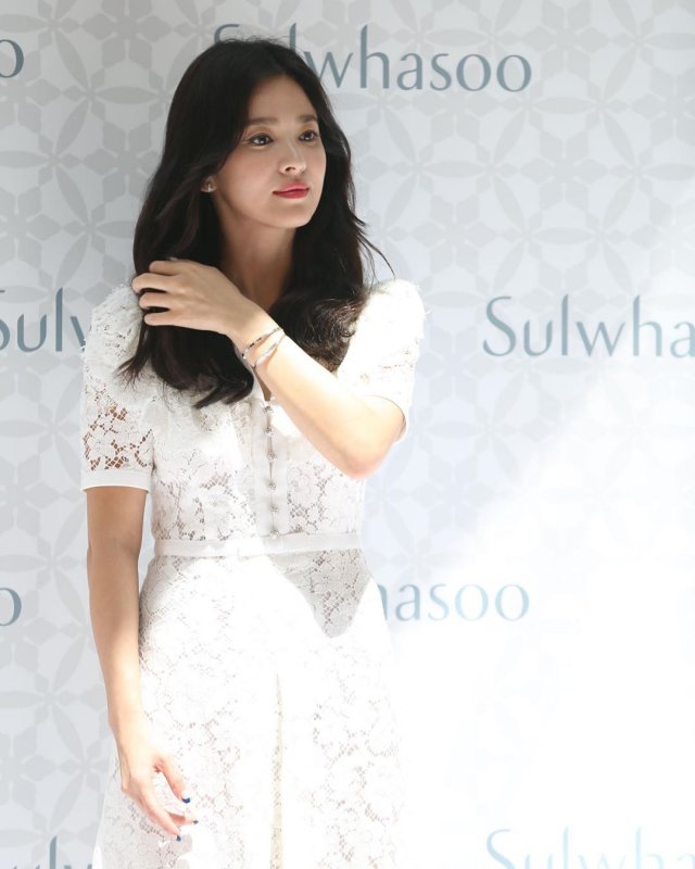 A slightly smiley face ..Song Hye-kyo, the first official appearance since the breakup Song Hye-kyo attended the promotion of the cosmetics brand Sulwhasoo held at the shopping center in Hainan, China on the 6th.Harpers Bazaar Hong Kong released Song Hye-kyo, who attended the Event through an Instagram account.Song Hye-kyo, wearing a white dress with a flower pattern in a slightly waved hairstyle, smiled lightly.The Event was reported to have been scheduled since the beginning of this year.Meanwhile, Song Hye-kyo and Song Jung-ki, who married in October 2017, reported on the news of the breakup last month, one year and eight months after marriage.