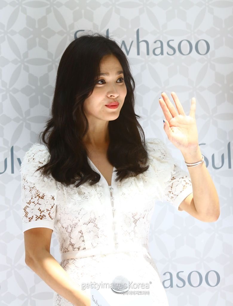On the 6th, Song Hye-kyo attended the Sulwhasoo Promotion Event held in Hainan Mountain, China. Song Hye-kyo, who has been working as a Sulwhasoo model since last year, met Chinese fans with her beauty.The two continue their active careers as Actors.