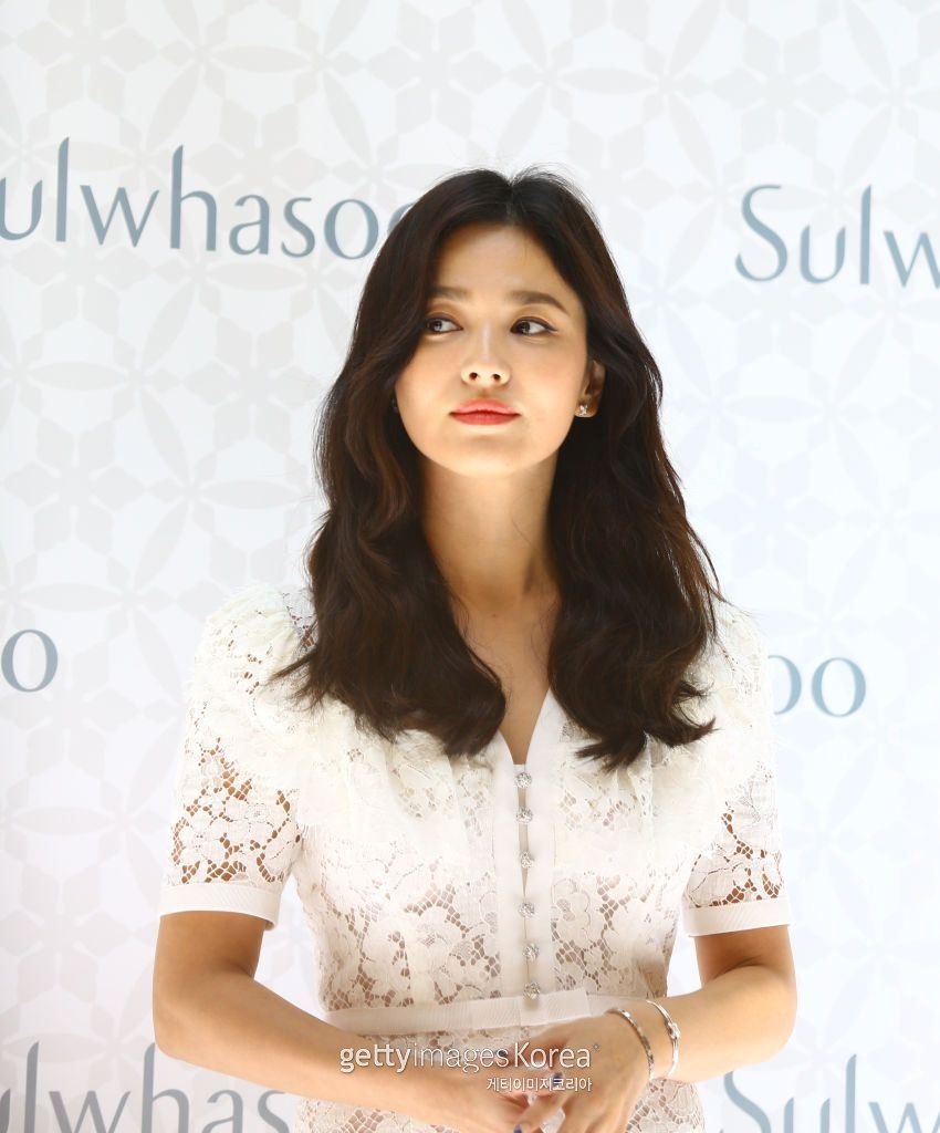 On the 6th, Song Hye-kyo attended the Sulwhasoo Promotion Event held in Hainan Mountain, China. Song Hye-kyo, who has been working as a Sulwhasoo model since last year, met Chinese fans with her beauty.The two continue their active careers as Actors.