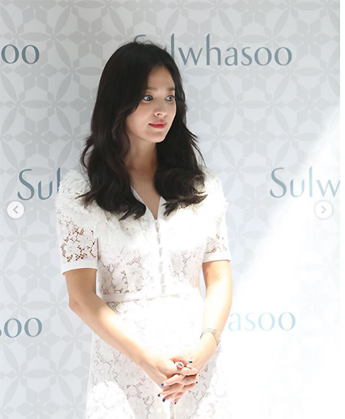 Song Hye-kyo was shown to attend a Chinese Event after applying for divorce mediation.On the 6th, Harpers Bazaar Hong Kong Instagram posted a picture of Song Hye-kyo, who has a beautiful smile with the article Song Hye-kyo, who showed up for the first time after divorce.Song Hye-kyo visited China for a brand Event that he was working as a model after the divorce news with Song Joong-ki on the 27th.The Seoul Family Court is expected to hold its first mediation date in about a month, and if the two do not argue significantly about who is responsible for the divorce, the divorce process may be finalized in August.
