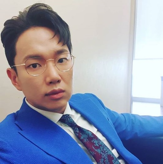 Comprehensive channel JTBC announcer Jang Sung-kyu  boasted a different charm.Jang Sung-kyu  posted a picture on his instagram on the afternoon of the 7th, saying, Today, I completely digested the comma head of Park Seo-joon.The photo shows Jang Sung-kyu , who is wearing a fashionable hairstyle, a so-called comma head and a blue suit, and is showing off his style.Park Myeong-soo added the tag and showed witty response. The netizens who encountered the photos responded such as cute , different head is perfect digestion, over the line and sense jackpot.On the other hand, Jang Sung-kyu  is active as a freelancer belonging to JTBC Content Hub after leaving JTBC in March.