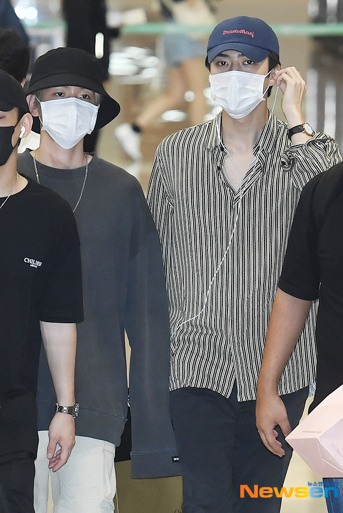 Singer EXO (EXO) Baekhyun and Chan Yeol arrive at Incheon International Airport in Unseo-dong, Jung-gu, Incheon, after finishing the Hong Kong SBS Super Concert schedule early on July 7.useful stock