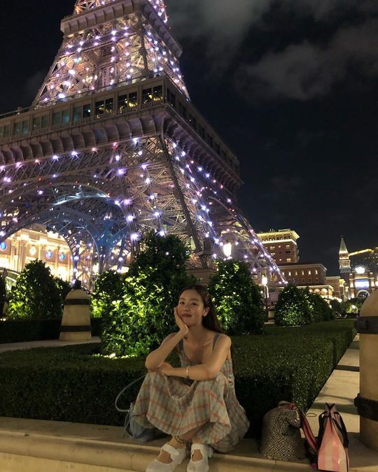 Actor Han Sun-hwa from the group secret released a photo of a trip to Paris, France.Han Sun-hwa posted several photos on his instagram on July 7.The picture shows Han Sun-hwa sitting under the Eiffel Tower, and Han Sun-hwa added a pure charm by wearing a sleeveless dress.The fans who responded to the photos responded such as Cute, Pretty, Today, Smile is the most beautiful.delay stock