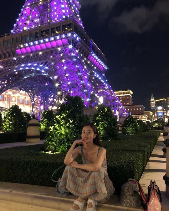 Actor Han Sun-hwa from the group secret released a photo of a trip to Paris, France.Han Sun-hwa posted several photos on his instagram on July 7.The picture shows Han Sun-hwa sitting under the Eiffel Tower, and Han Sun-hwa added a pure charm by wearing a sleeveless dress.The fans who responded to the photos responded such as Cute, Pretty, Today, Smile is the most beautiful.delay stock